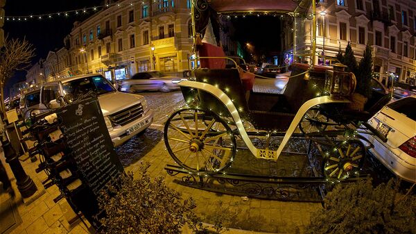 Празднично украшенная карета на проспекте Агмашенебели в Тбилиси - Sputnik Грузия