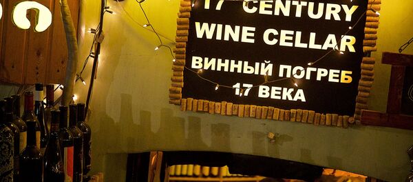 Вывеска на одном из винных ресторанов в столице Грузии - Sputnik Грузия