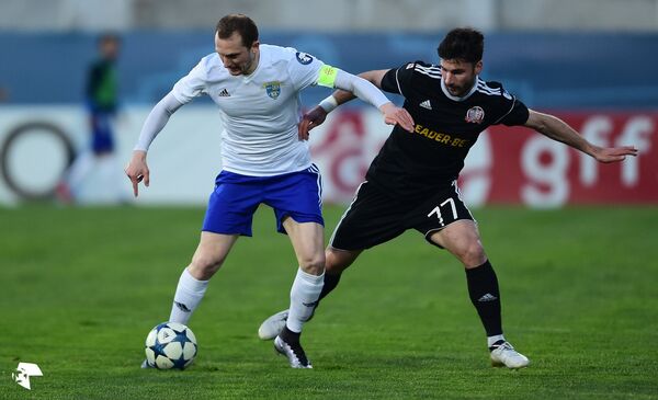 Один из моментов встречи клубов Чихура и Шукура, которая завершилась со счетом 3-1 Один из моментов встречи клубов Чихура и Шукура, которая завершилась со счетом 3-1 - Sputnik Грузия