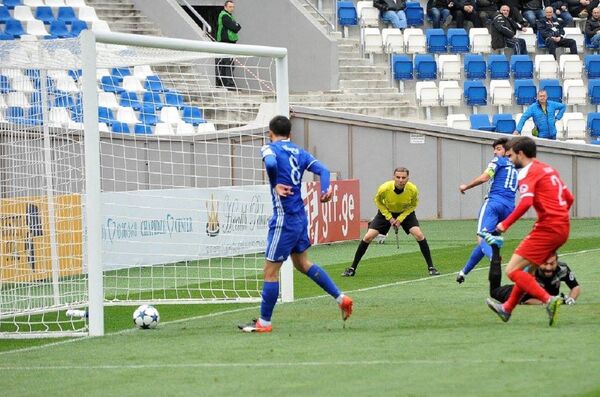 Бачана Арабули забивает гол в ходе матча Динамо (Тбилиси) - Дила Бачана Арабули забивает гол в ходе матча Динамо (Тбилиси) - Дила - Sputnik Грузия