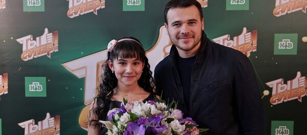 Участница проекта Ты супер! Хошгадам Мехтиева и певец Эмин - Sputnik Грузия