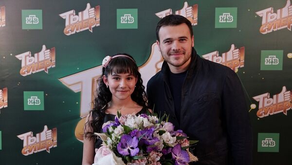 Участница проекта Ты супер! Хошгадам Мехтиева и певец Эмин - Sputnik Грузия