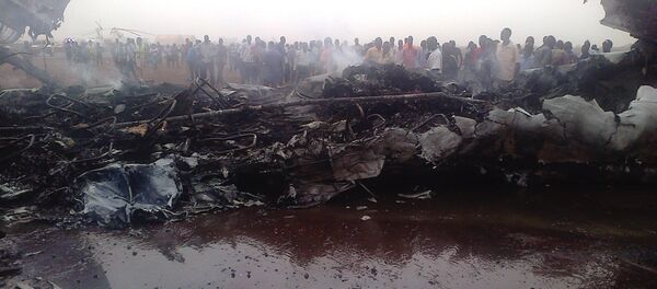 Люди собрались возле обломков самолета в северо-западном городе Вау в Южном Судане - Sputnik Грузия