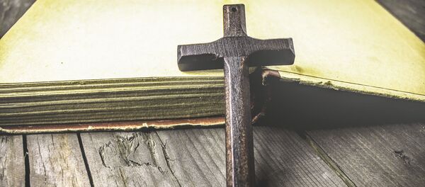 Деревянный крест на открытой книге - Sputnik Грузия