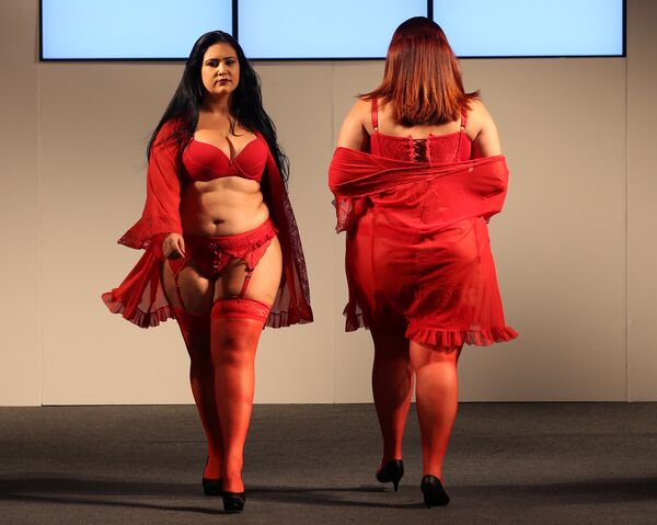 Fashion Weekend Plus Size в Бразилии проводится уже в 15-й раз. На фото - девушки плюс сайз на подиуме представляют новую коллекцию нижнего белья бренда Vislumbre - Sputnik Грузия