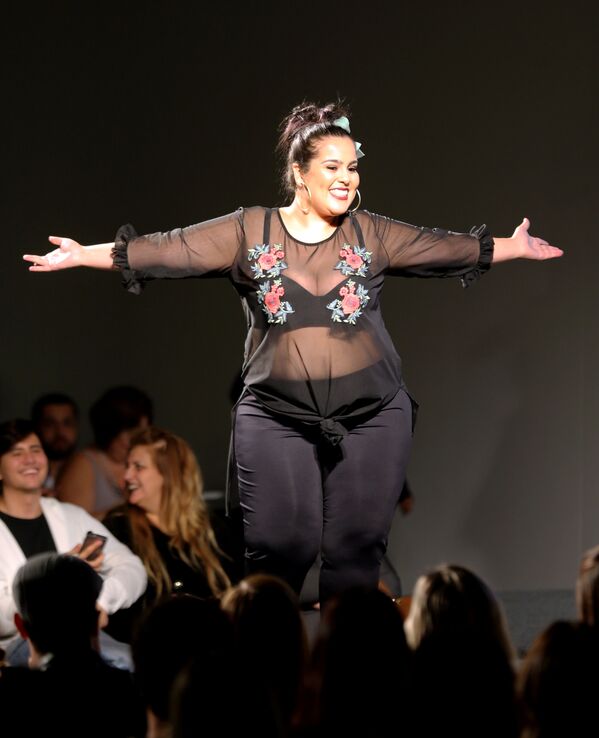 Модель плюс сайз демонстрирует нижнее белье от Maria Abacaxita во время Fashion Weekend Plus Size в Сан-Паулу, Бразилия - Sputnik Грузия