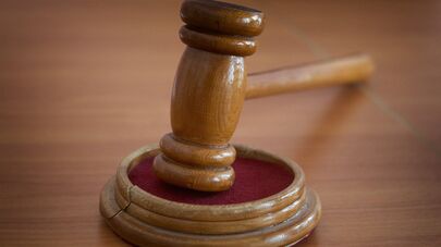 Молоток судьи в зале судебных заседаний