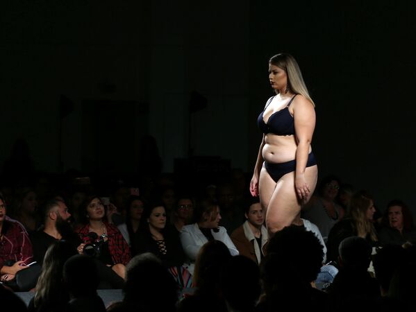 Модель представляет коллекцию нижнего белья плюс сайз Наяны Родригес (Nayane Rodrigues) во время Fashion Weekend Plus Size в Сан-Паулу, Бразилия - Sputnik Грузия