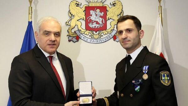 Глава МВД Грузии Георгий Мгебришвили наградил капитана-лейтенанта Папуну Давитая орденом - Sputnik Грузия