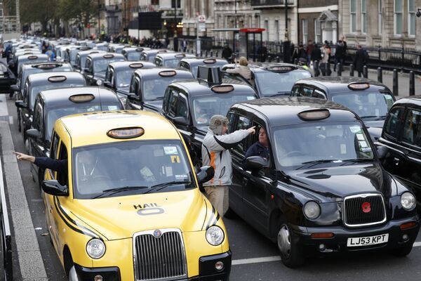 В современной Англии знаменитые на весь мир черные такси - кэбы, считаются одним из символов страны. Они рассчитаны на привилегированный класс. Машинам, которые вмещают до пяти человек, выделены специальные полосы на дороге. - Sputnik Грузия