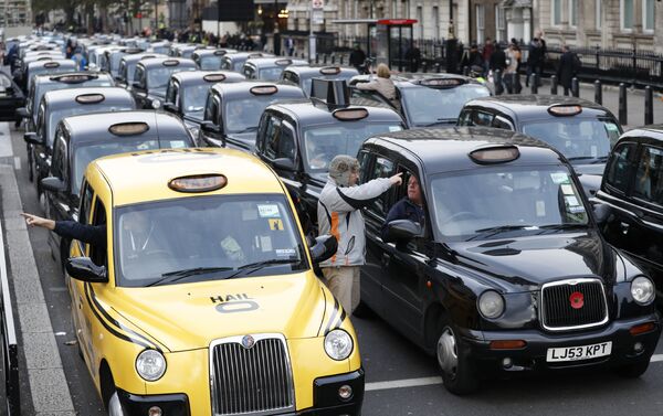 В современной Англии знаменитые на весь мир чёрные такси — кэбы — считаются одним из символов страны. Они рассчитаны на привилегированный класс. Машинам, которые вмещают до пяти человек, выделены специальные полосы на дороге - Sputnik Грузия