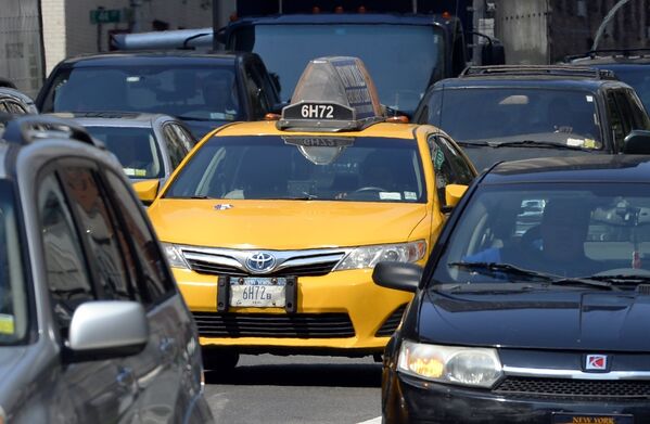 Желтые машины с шашечками — неотъемлемый стиль американского Нью-Йорка. Таксистам здесь разрешается работать, только подбирая людей по ходу движения. Вызвать такси, как в других странах, здесь нереально, его можно только поймать. Пассажиры едут только на заднем сидении, причём зона водителя отгорожена специальной прозрачной перегородкой с окном. - Sputnik Грузия