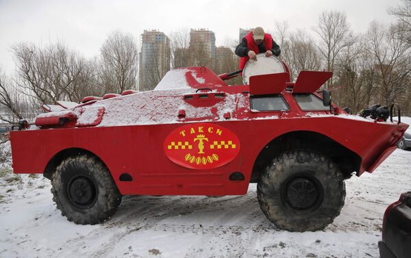 Одна из компаний в Санкт-Петербурге представила такси на базе БРДМ (Бронированной разведовательно-дозорной машины). В машине нет кондиционера и кожаного салона, нет стеклоподъемников, зато в ней есть пулемет. Пассажиры будут защищены от автоматных очередей и осколков - Sputnik Грузия