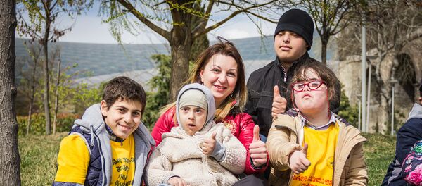 დაუნის სინდრომის მქონე ბავშვებისთვის გამართული ღონისძიების მონაწილენი დაუნის სინდრომის მქონე ბავშვებისთვის გამართული ღონისძიების მონაწილენი - Sputnik საქართველო