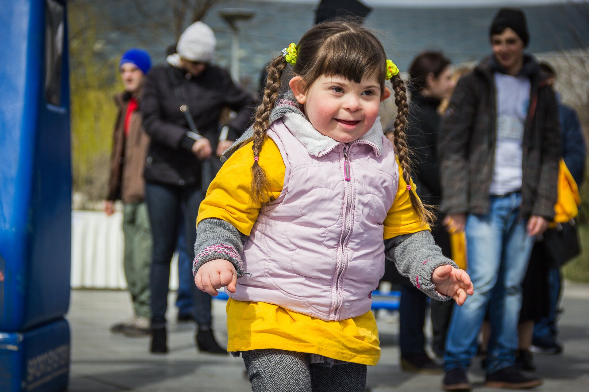Девочка участвует в мероприятиях в парке Рике для детей с синдромом Дауна - Sputnik Грузия, 1920, 21.03.2022