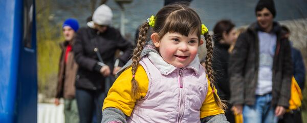 Девочка участвует в мероприятиях в парке Рике для детей с синдромом Дауна - Sputnik Грузия