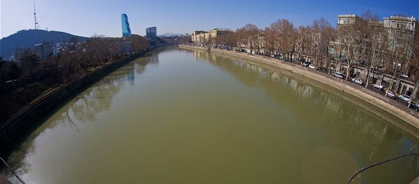 Вид на реку Кура и набережную Тбилиси Вид на реку Кура и набережную Тбилиси - Sputnik Грузия