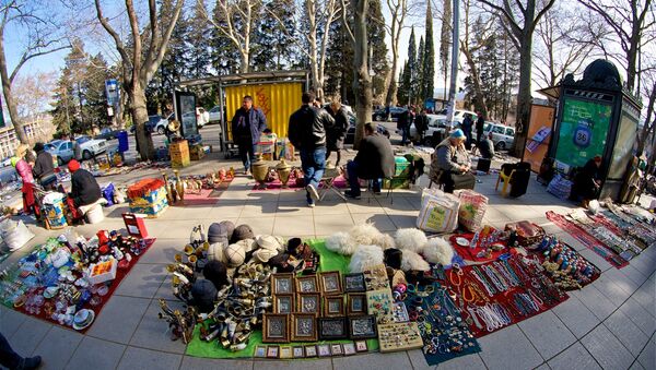 Торговцы на Блошином рынке на Сухом мосту в центре Тбилиси - Sputnik Грузия