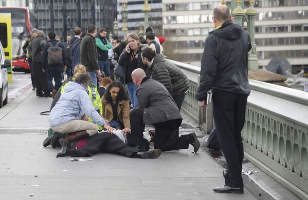 Первую помощь раненым и пострадавшим в результате стрельбы у Вестминстерского моста близ здания Парламента в Лондоне еще до прибытия медицинских бригад стали оказывать прохожие - Sputnik Грузия
