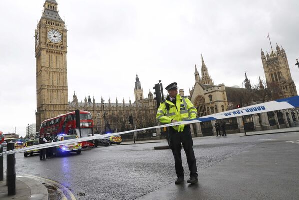 Сразу после теракта территория у Вестминстерского моста в Лондоне была оцеплена полицией - Sputnik Грузия