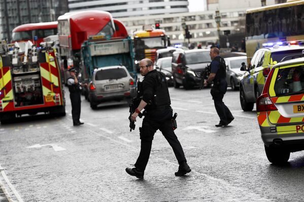 Усиленные подразделения полиции сразу после теракта были выведены на площадь вокруг Парламента в Лондоне - Sputnik Грузия