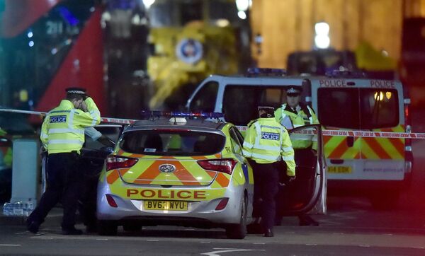 Полицейские и сотрудники чрезвычайных служб на месте инцидента у здания Парламента в Лондоне - Sputnik Грузия