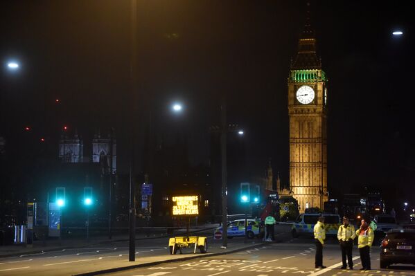 Казалось бы, обычный вечер в Лондоне - но о страшной трагедии сразу говорят машины полиции и чрезвычайных служб у Вестминстерского моста в центре столицы Великобритании - Sputnik Грузия