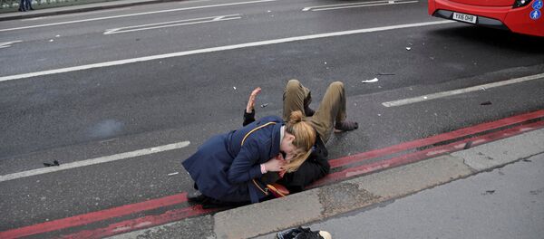 ქალი ეხმარება ლონდონში უესტმინსტერის ხიდთან მომხდარი სროლის შედეგად დაშავებულს ქალი ეხმარება ლონდონში უესტმინსტერის ხიდთან მომხდარი სროლის შედეგად დაშავებულს - Sputnik საქართველო