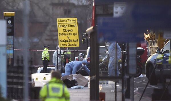 Криминалисты и следователи работают на месте стрельбы у Вестминстерского моста в Лондоне - Sputnik Грузия