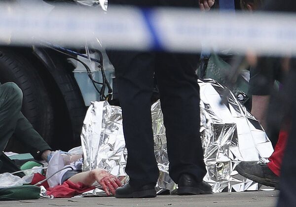 Криминалисты и сотрудники чрезвычайных служб у тела одного из погибших после стрельбы в Лондоне - Sputnik Грузия