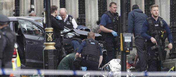 Сотрудники чрезвычайных служб оказывают помощь раненым и пострадавшим в результате стрельбы у Вестминстерского моста в Лондоне - Sputnik Грузия