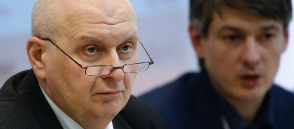 Директор Центра исследований федерального и региональных рынков алкоголя ЦИФРРА Вадим Дробиз (слева) - Sputnik Грузия