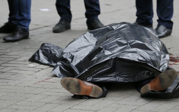 Накрытое криминалистами тело убитого в ходе нападения в Киеве бывшего депутата Госдумы РФ Дениса Вороненкова - Sputnik Грузия