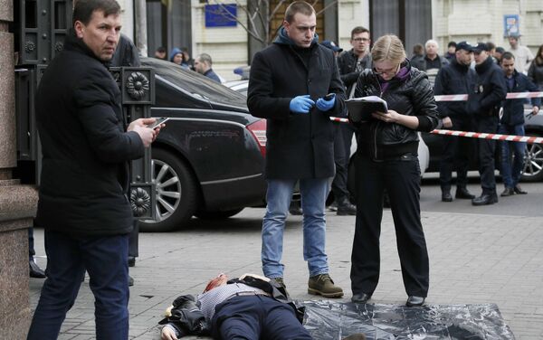Следователи и криминалисты изучают место преступления в центре Киева, где был убит бывший депутат Госдумы РФ Денис Вороненков - Sputnik Грузия