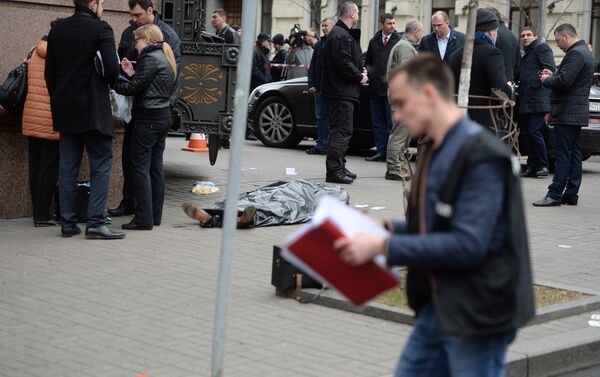 Сотрудники полиции и криминалисты работают в центре Киева на месте убийства бывшего депутата Госдумы РФ Дениса Вороненкова - Sputnik Грузия