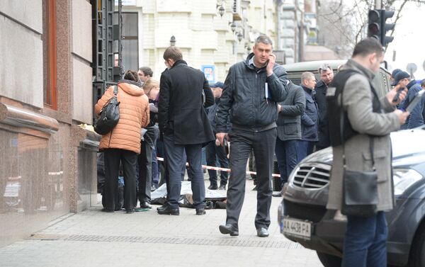 Люди на месте убийства бывшего депутата Госдумы РФ Дениса Вороненкова в центре Киева - Sputnik Грузия