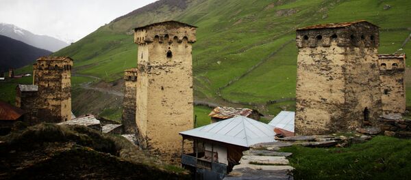 Сванские башни в высокогорном селе Ушгули в Грузии Сванские башни в высокогорном селе Ушгули в Грузии - Sputnik Грузия