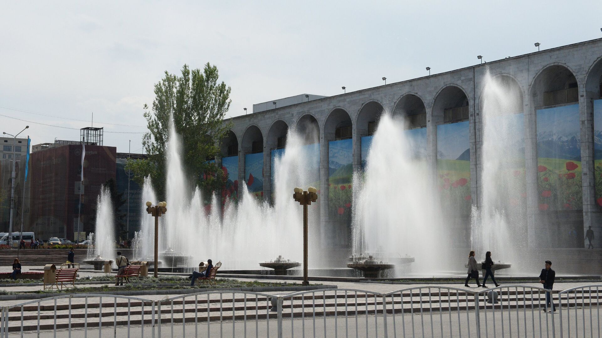 Фонтаны на площади Ала-Тоо перед зданием Агропрома в Бишкеке - Sputnik Грузия, 1920, 01.08.2023