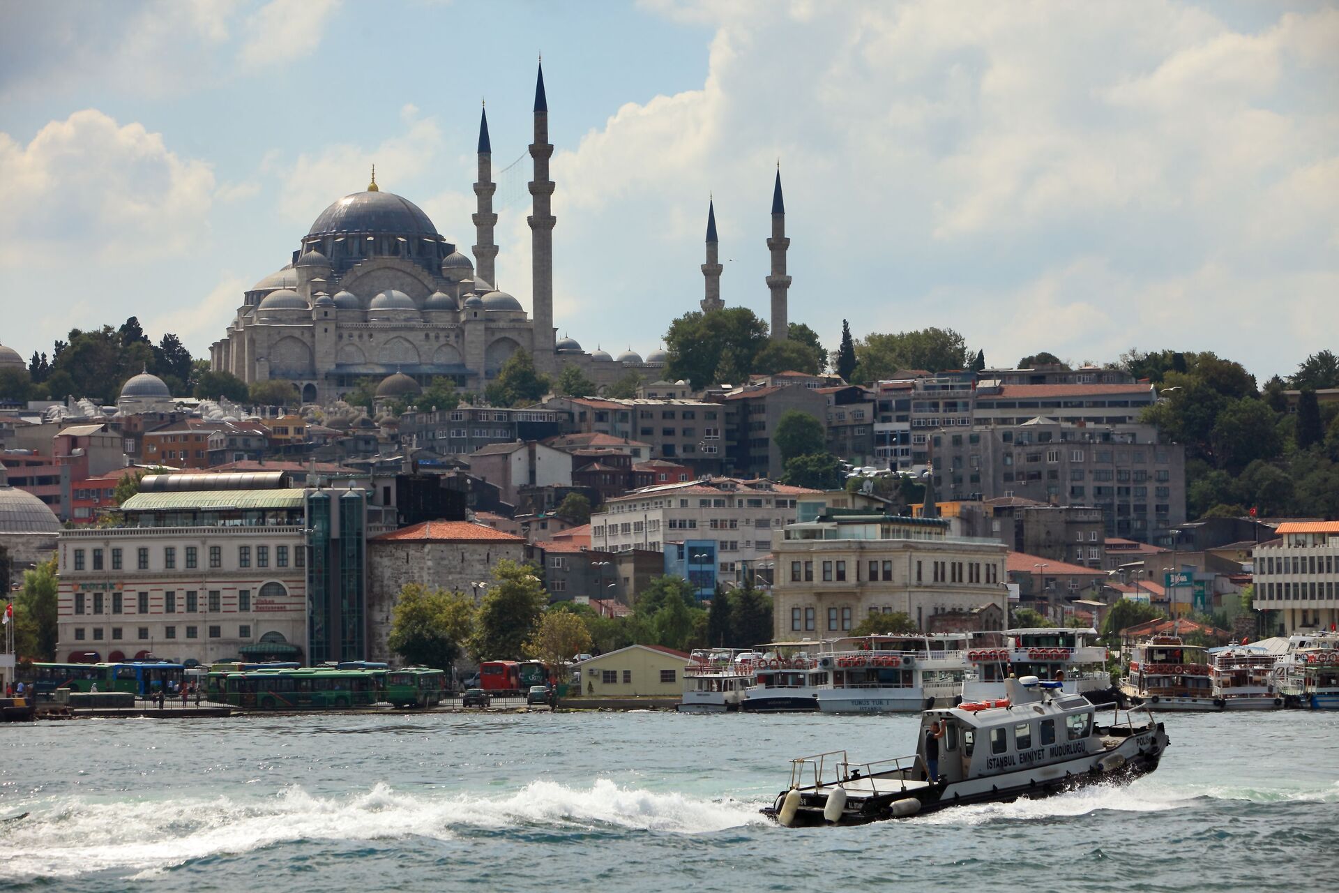 Вид на Голубую мечеть через пролив Босфор в Стамбуле, Турция - Sputnik Грузия, 1920, 17.08.2022