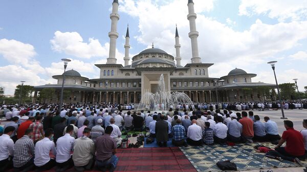 Турецкие мусульмане молятся на территории президентского дворца Турции в Анкаре - Sputnik Грузия