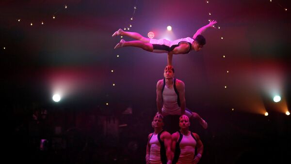 Акробаты выступают на премьере шоу Absinthe в Лос-Анджелесе, штат Калифорния, США - Sputnik Грузия