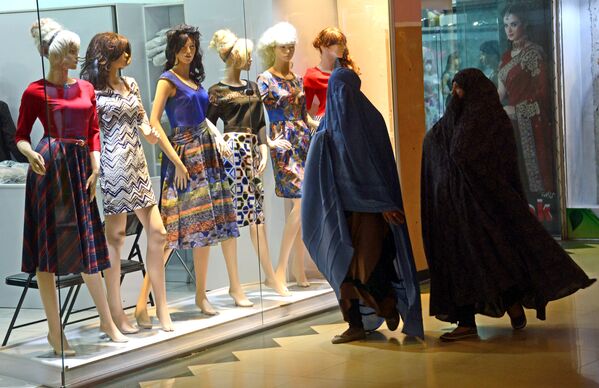 ავღანელი ქალები ჰერათში ტანსაცმლის მაღაზიის ვიტრინასთან - Sputnik საქართველო