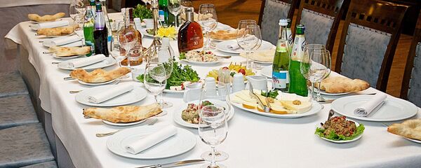 Накрытый стол в одном из тбилисских ресторанов Накрытый стол в одном из тбилисских ресторанов - Sputnik Грузия