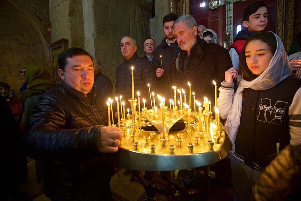 Православные верующие в храме Светицховели во время литургии в день 100-летия восстановления автокефалии Грузинской церкви - Sputnik Грузия