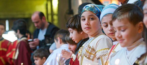 Дети на церковной службе в храме Светицховели в День восстановления автокефалии Грузинской церкви - Sputnik Грузия