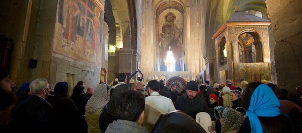 Верующие на церковной службе в храме Светицховели в День восстановления автокефалии Грузинской церкви - Sputnik Грузия