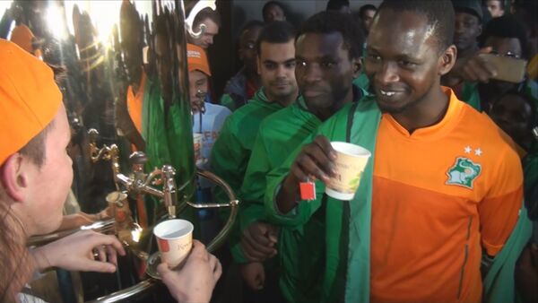 Африканских болельщиков в Краснодаре напоили русским чаем - Sputnik Грузия