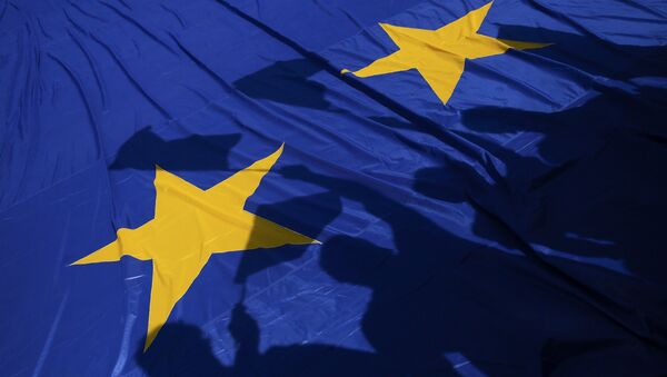 Тени людей на флаге Евросоюза - Sputnik საქართველო