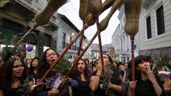 Женщины с метлами на феминистском марше против гендерного насилия в Кито, столице Эквадора - Sputnik Грузия