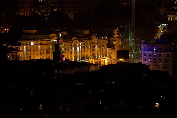 На большинстве улиц в районе старого города и на площади Свободы во время Часа Земли было отключено уличное освещение. Также была погашена подсветка статуи Святого Георгия - Sputnik Грузия